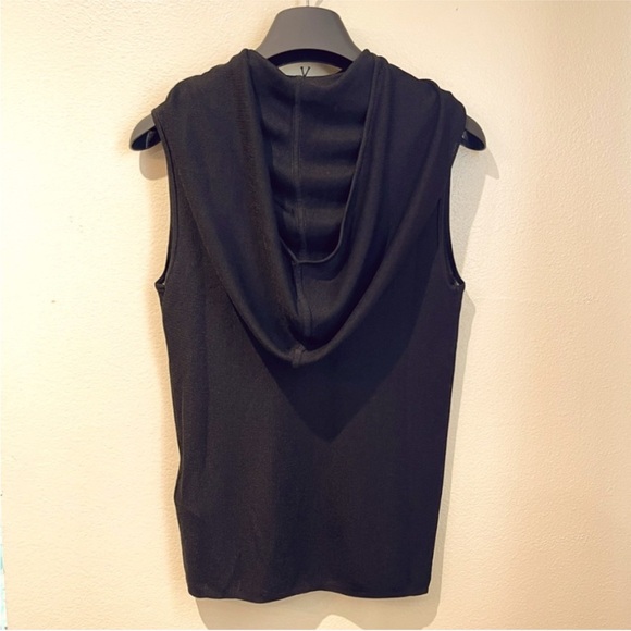Yves Saint Laurent Sleeveless Hooded Top in a Thin Ribbed Knit with a Cowl Neck. - Picture 5 of 8